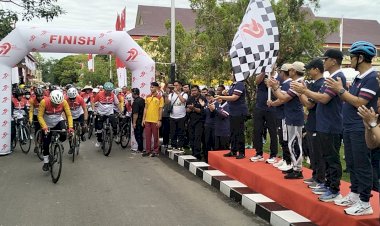 Ribuan-Masyarakat-dan-Ratusan-Hadiah-Semarakkan-Jalan-Sehat-dan-Sepeda-Santai-Hari-Bhayangkara-ke--79-di-Polda-Kalteng