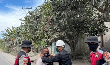 Polri-untuk-Masyarakat:-Hadir-Humanis-di-Tengah-Bencana-Erupsi-Lewotobi-Laki-Laki