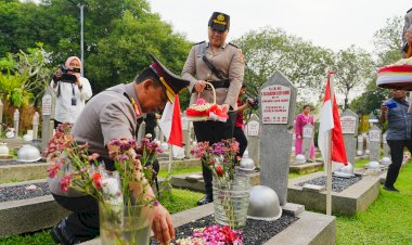 Jelang-Hari-Bhayangkara,-Kapolri-Ziarah-ke-Makam-BJ-Habibie-hingga-Hoegeng