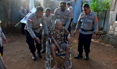 Polri-Untuk-Masyarakat,-Kapolda-NTT-Irjen-Pol.-Rudi-Darmoko-Berikan-Bantuan-Kursi-Roda-Untuk-Anggota-yang-Derita-Penyakit-Menahun