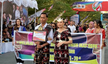 Festival-Budaya-Jelang-Hari-Bhayangkara,-Polresta-Kupang-Kota-Tampilkan-Tenun-Ikat-Motif-Sepe.