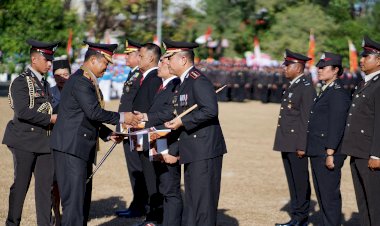 Kapolresta-Kupang-Kota-bersama-Penyidik,-Dianugerahi-Penghargaan-Atas-Penanganan-Kasus-Secara-Cepat,-Tepat-dan-Tuntas.