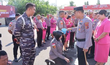 Penyiraman-Air-Kembang,-Warnai-Kenaikan-Pangkat-Perwira-dan-Bintara-Polresta-Kupang-Kota.