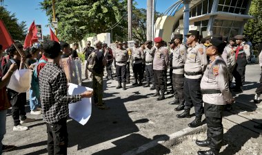 Wakapolresta-Kupang-Kota-Pimpin-Pengamanan-Aksi-Damai-LMND,-Tuntut-Kedaulatan-Masyarakat-Adat-Amanuban.