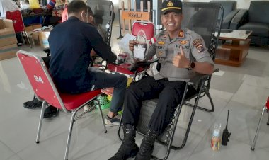Wujud-Sinergitas-TNI-POLRI,-Personel-Polsek-Maulafa-Ikut-Donor-Darah-Jelang-Hari-Bakti-TNI-AU-Ke-78.