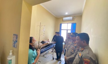 Tunjukkan-Kepedulian,-Wakapolresta-Kupang-Kota-dan-Kapolsek-Maulafa-Jenguk-Anggota-yang-Mengalami-Kecelakaan.