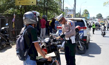 Ops-Patuh-Turangga:-Polresta-Kupang-Kota-Tindak-62-Pelanggar-Lalu-Lintas-di-Jalan-Timor-Raya.