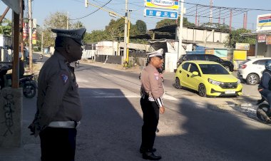 Unit-Lantas-Polsek-Koja-Gelar-Pengaturan-Lalu-Lintas-Pagi,-Tegakkan-Disiplin-dan-Keselamatan-Berkendara.