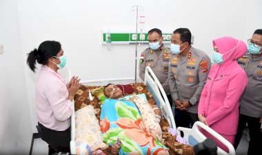 Kapolda-NTT-Tunjukkan-Kepedulian,-Jenguk-Anggota-Polres-TTS-yang-Alami-Laka-Saat--Tugas-Pengawalan.