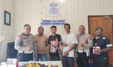 Kasat-Lantas-Polresta-Kupang-Kota-Mediasi-Sopir-Pickup-dan-Angkot,-Sepakat-Jaga-Ketertiban-di-Jalan-Raya.