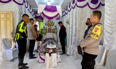 Bentuk-Penghormatan,-Kapolsek-Maulafa-dan-Anggota-Melayat-ke-Rumah-Duka-AKP-Thobias-Ndolu-Eoh.