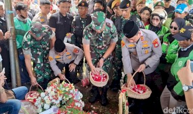 Kapolda-Metro-Tabur-Bunga-di-Makam-Affan-Kurniawan