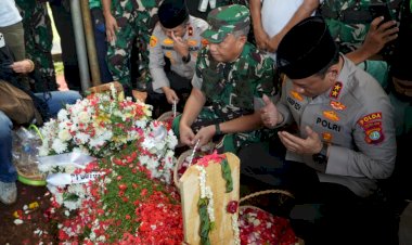 Hadiri-Pemakaman-Affan-Kurniawan-di-TPU-Karet-Bivak,-Kapolda-Metro-Sampaikan-Permohonan-Maaf.