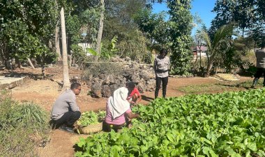 Satbinmas-Polresta-Kupang-Kota-Sambang-Petani-Pekarangan,-Dukung-Ketahanan-Pangan-Warga.
