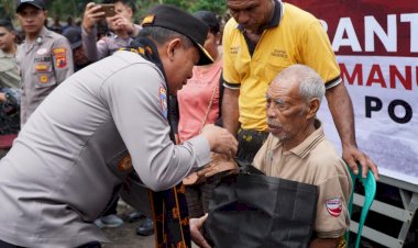 Polri-Distribusikan-Bantuan-Kemanusiaan-untuk-Korban-Bencana-di-Mauponggo,-NTT.