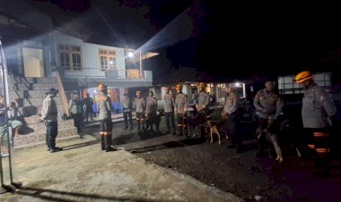 Tim-K9-yang-Dikerahkan-oleh--Kapolda-NTT-Telah-Tiba-di-Kecamatan-Mauponggo,-Kabupaten-Nagekeo-untuk-Membantu-Pencarian-Korban-yang-Hilang-Akibat-Banjir-Bandang.