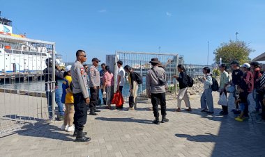 Polsubsektor-Tenau-Amankan-Embarkasi-Kapal-di-Pelabuhan,-111-Penumpang-Diberangkatkan-ke-Rote-Ndao.