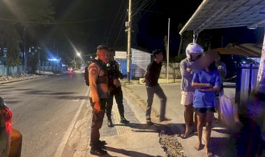 Turjawali-Polresta-Kupang-Kota-Bergerak-Cepat,-Bubarkan-Aksi-Saling-Lempar-Dua-Kelompok-Pemuda-di-Kayu-Putih.