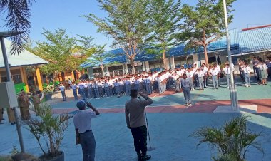 Kapolsek-Kota-Raja-Ajak-Siswa-SMK-Negeri-5-Kupang-Tanamkan-Wawasan-Kebangsaan-dan-Cinta-Tanah-Air