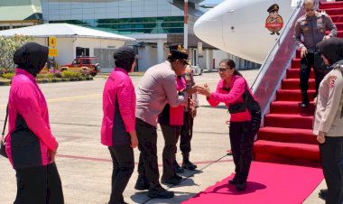 Kapolresta-Kupang-Kota-Sambut-Kedatangan-Ketua-Umum-Bhayangkari-Ny.-Juliati-Sigit-Prabowo-di-Bandara-El-Tari