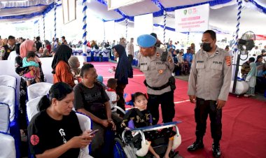 Bakti-Kesehatan-dan-Baksos-Bhayangkari-Masih-Berlangsung,-Kapolres-Ende-Pimpin-Langsung-Pengamanan-Hingga-Tuntas