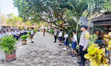 Kapolsek-Maulafa-Laksanakan-Kegiatan-“Police-Goes-To-School”-di-SMP-Negeri-3-Kota-Kupang,-Sosialisasi-Cegah-Tawuran-Antar-Pelajar.
