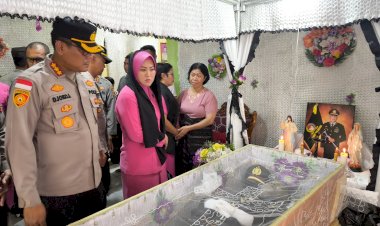 Wujud-Empati,-Kapolresta-Kupang-Kota-Melayat-ke-Rumah-Duka-IPDA-Rafael-Sare.