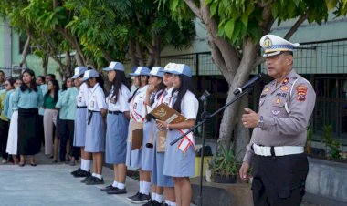 Satlantas-Polresta-Kupang-Kota-Gelar-Sosialisasi-Tertib-Berlalu-Lintas-di-SMAK-Citra-Bangsa-Kupang