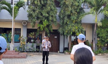 Kapolsek-Koja-AKP-Frids-Mada-Pimpin-Apel-Pagi-di-SMK-Negeri-1-Kota-Kupang,-Tanamkan-Nilai-Wawasan-Kebangsaan-dan-Cinta-Tanah-Air.