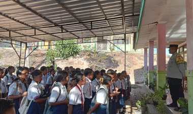 Ditunjuk-Pimpin-Apel-Pagi,-Bhabinkamtibmas-Fatukoa-Beri-Pembinaan-untuk-Cegah-Kenakalan-Remaja-di-SMPN-18-Kota-Kupang.