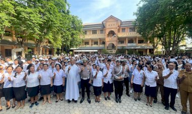 Satlantas-Polresta-Kupang-Kota-Sosialisasikan-Tertib-Berlalu-Lintas-di-SMA-Katolik-Giovani