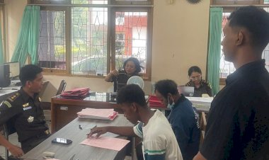 Polsek-Kota-Raja-Serahkan-Tersangka-Kasus-Pengeroyokan-ke-Kejaksaan-Negeri-Kota-Kupang