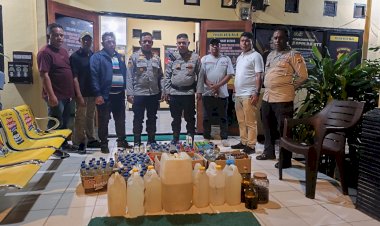Polsek-Kota-Raja-Intensifkan-Patroli,-Sita-Ratusan-Botol-Miras-Ilegal-Guna-Ciptakan-Kondisi-Aman.