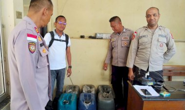 Polsubsektor-Pelabuhan-Tenau-Amankan-210-Liter-Sopi-Asal-Maluku-Barat-Daya-dari-Kapal-Sabuk-Nusantara-87