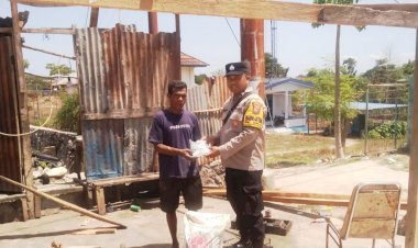 Peduli-Warga-Terdampak-Angin-Kencang,-Bhabinkamtibmas-Bello-Serahkan-Bantuan-ke-Pemilik-Usaha-Tambal-Ban.