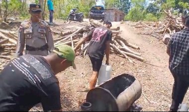 Polsek-Maulafa-Ungkap-Sentra-Produksi-Miras-Tradisional,-Amankan-100-Liter-Sopi-dan-Peralatan-Penyulingan.