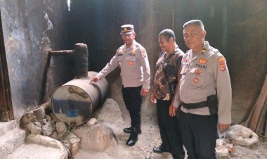 Polsek-Kota-Raja-Intensifkan-Razia-Miras-Tradisional,-Sita-Puluhan-Liter-Sopi-dan-Moke-untuk-Jaga-Kamtibmas.