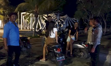 Polsek-Kota-Lama,-Polresta-Kupang-Kota-Pastikan-Keamanan-Malam-Minggu-Melalui-Patroli-Dialogis.