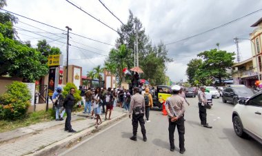 Kabagops-Polresta-Kupang-Kota-Pimpin-Pengamanan-Aksi-Damai-Aliansi-Keadilan-di-Depan-Polda-NTT