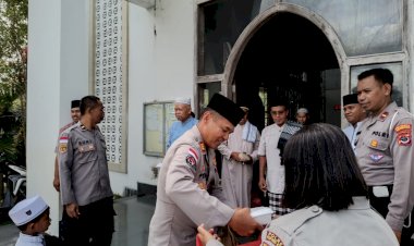 Muslim-Polresta-Kupang-Kota-Gelar-Kegiatan-Jumat-Berkah-di-Masjid-Nur-Musafir