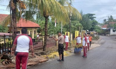 Polsek-Kota-Raja-Laksanakan-Apel-Pagi,-Olahraga,-dan-Kerja-Bakti-Membersihkan-Lingkungan,-Dipimpin-Kapolsek-AKP-Frids-Mada.