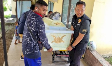 Wujud-Kepedulian-Polri,-Kapolsek-Maulafa-dan-Jajaran-Layat-serta-Bantu-Mobilisasi-Jenazah-Korban-Pengeroyokan-di-Sikumana.