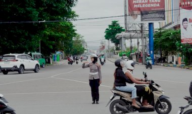 Jaga-Kelancaran-Arus,-Satlantas-Polresta-Kupang-Kota-Lakukan-Pengaturan-Lalin-di-Beberapa-Titik-Strategis.
