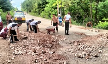 Polsek-Alak,-Polresta-Kupang-Kota-Gelar-Kerja-Bakti-Perbaikan-Jalan-Rusak-di-Kelurahan-Penkase-Oeleta.