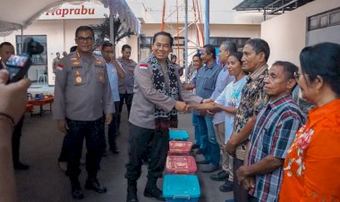 Kapolda-NTT-Serahkan-Paket-Sembako,-Usai-Resmikan-Sembilan-Titik-Sumur-Bor-bagi-Warga-Kota-Kupang.