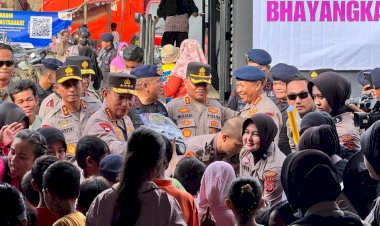 Kapolri-Tinjau-Posko-Pengungsian-di-Aceh-Tamiang,-Salurkan-Bantuan-ke-Korban-Bencana.