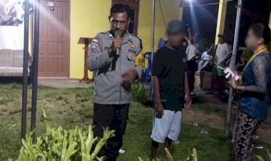 Cegah-Gangguan-Keamanan,-Bhabinkamtibmas-Bakunase-Hentikan-Pemutaran-Musik-di-Pesta-Wisuda-Warga.