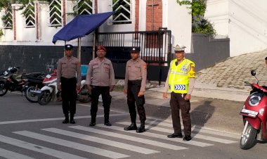 Pengamanan-Natal-2025,-Polsek-Kota-Lama-Hadir-Berikan-Rasa-Aman-bagi-Umat-di-Gereja-Katedral.