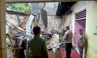 Kapolsek-Kota-Raja-Turun-Tangan,-bersama-Personel-Bantu-Evakuasi-dan-Bersihkan-Toko-yang-Kebakaran.