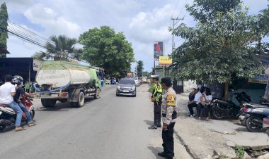 Bhabinkamtibmas-Oepura-dan-Personel-Lantas-Polsek-Maulafa-Amankan-Ibadah-Pemakaman-Warga